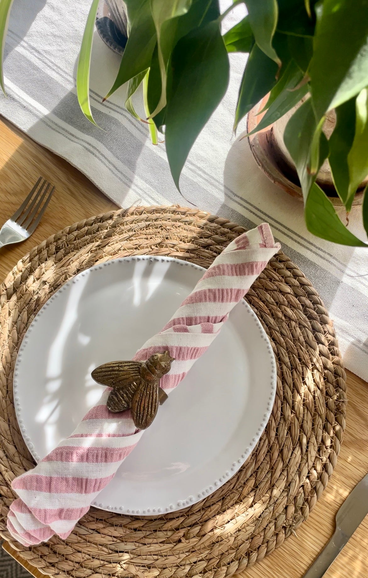Set of 4 bee napkin rings