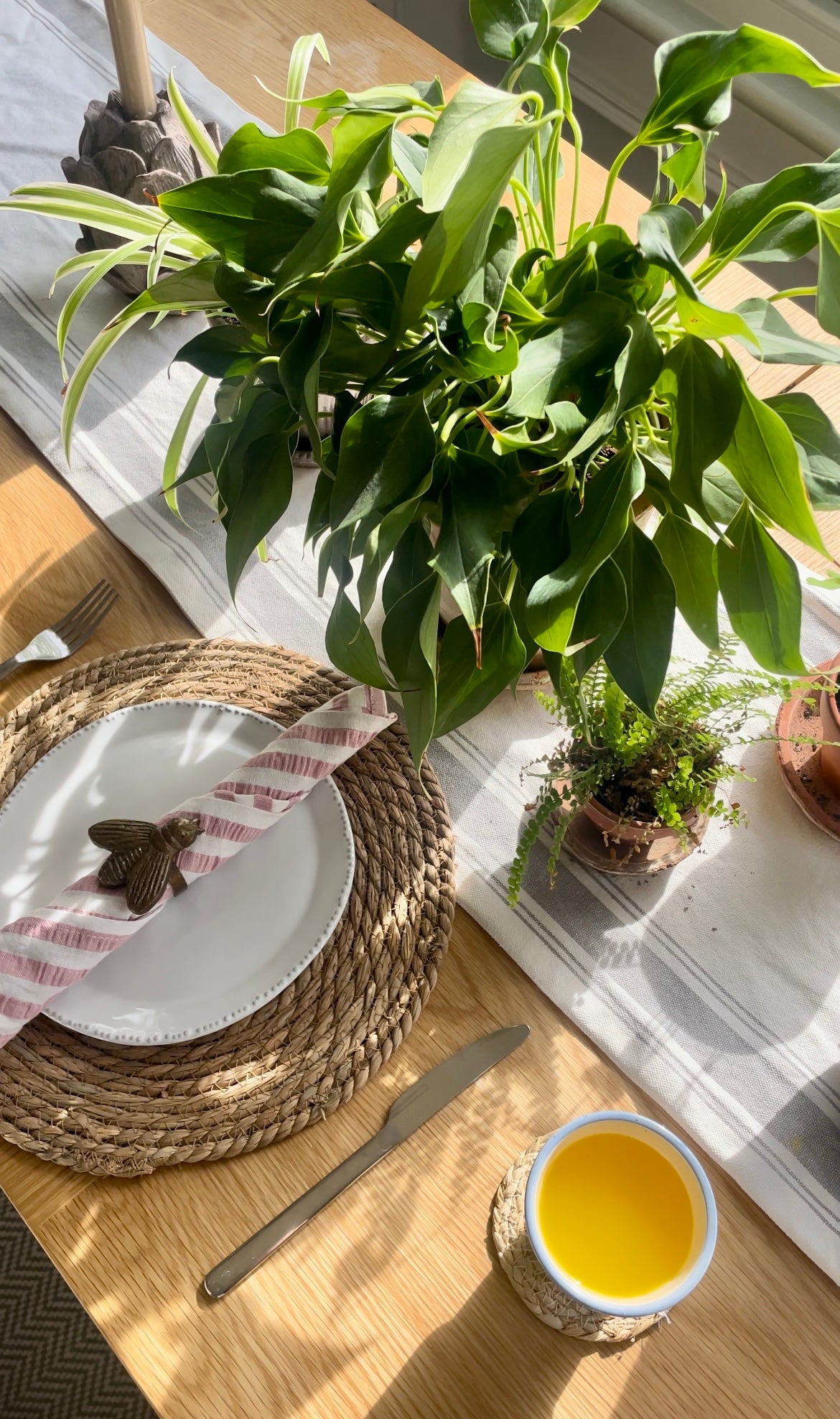 Set of 4 bee napkin rings